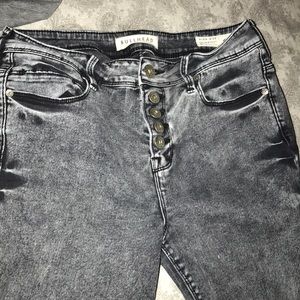 High-waisted jeans